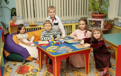 Дети играют в садике