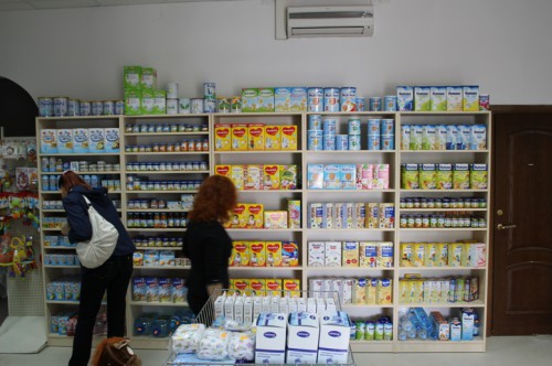 Полки магазина детского питания