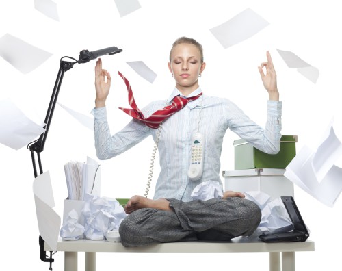 Девушка медитирует на работе